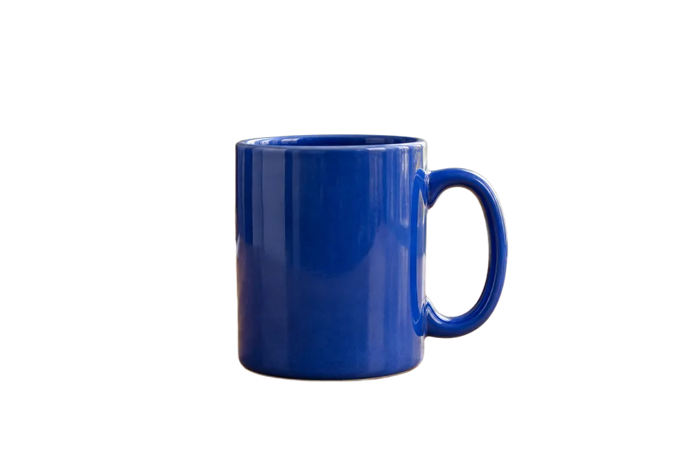 テーブルと室内背景を除去し、背景が透明になった青い陶器のマグカップ